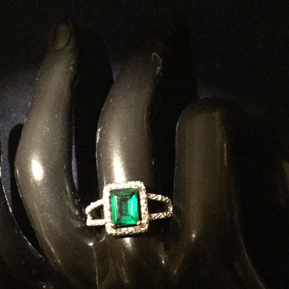 Lady’s Silver and emerald fashion ring